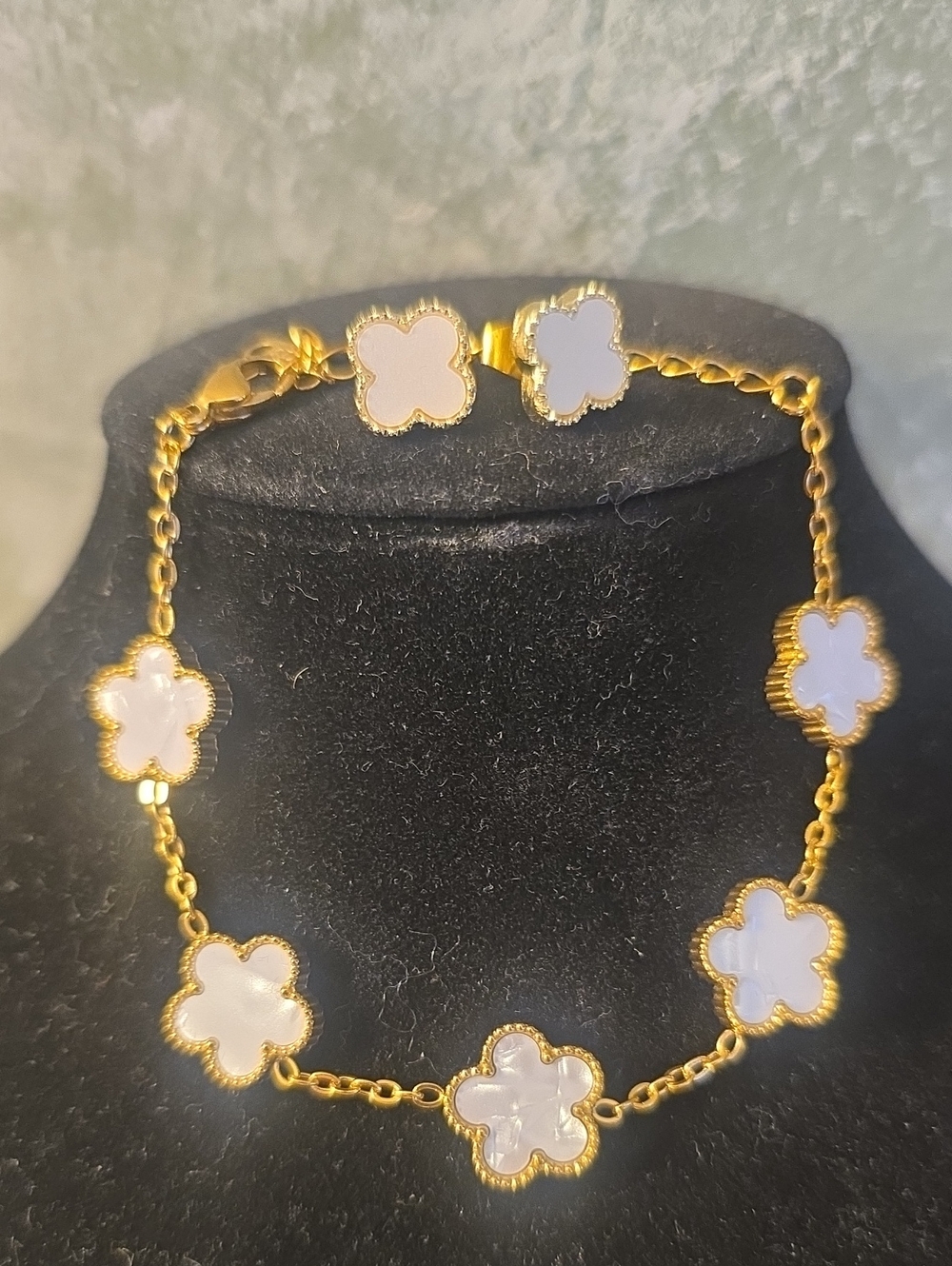 Clover Link Bracelet with White Mother-of-Pearl Accents & Earrings New - Picture 3 of 3